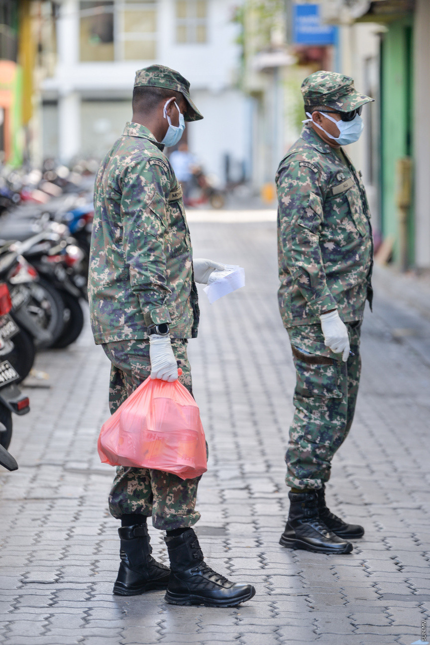 އޭޕްރީލް 19، 2020: އެސްޓީއޯގެ އޮންލައިން ސްޓޯރަށް ގިނަ އަދަދެއްގެ އޯޑަރުތައް އައިސް ޑެލިވަރީތައް ފުނިޖެހުމާއެކު އެ މަސައްކަތް ކުރުމަށް ނިކުތީ ދިވެހި ސިފައިން. ސިފައިންގެ ބޭކަލުންނާއި، ބޭކަންބަލުން ދަނީ މާލޭގެ ގޭގެއަށް އެސްޓީއޯގެ ފަރާތުން މުދާ ޑެލިވަރ ކޮށްދެމުން -- ސަން ފޮޓޯ/ ފަޔާޒު މޫސާ