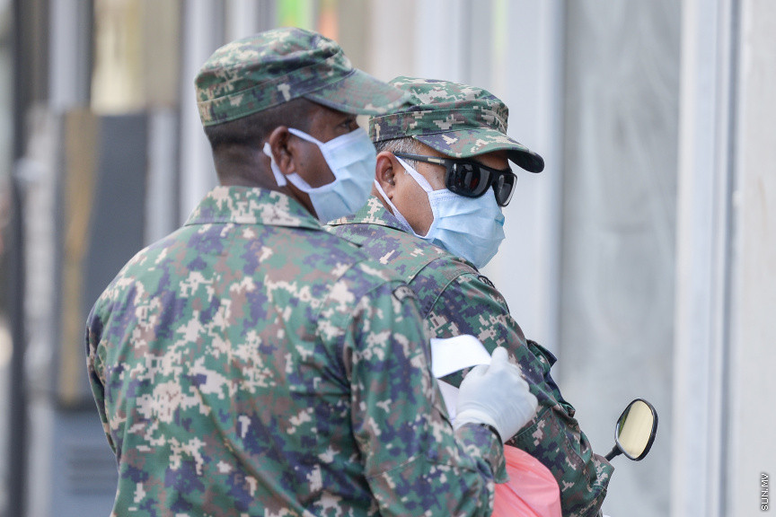 އޭޕްރީލް 19، 2020: އެސްޓީއޯގެ އޮންލައިން ސްޓޯރަށް ގިނަ އަދަދެއްގެ އޯޑަރުތައް އައިސް ޑެލިވަރީތައް ފުނިޖެހުމާއެކު އެ މަސައްކަތް ކުރުމަށް ނިކުތީ ދިވެހި ސިފައިން. ސިފައިންގެ ބޭކަލުންނާއި، ބޭކަންބަލުން ދަނީ މާލޭގެ ގޭގެއަށް އެސްޓީއޯގެ ފަރާތުން މުދާ ޑެލިވަރ ކޮށްދެމުން -- ސަން ފޮޓޯ/ ފަޔާޒު މޫސާ