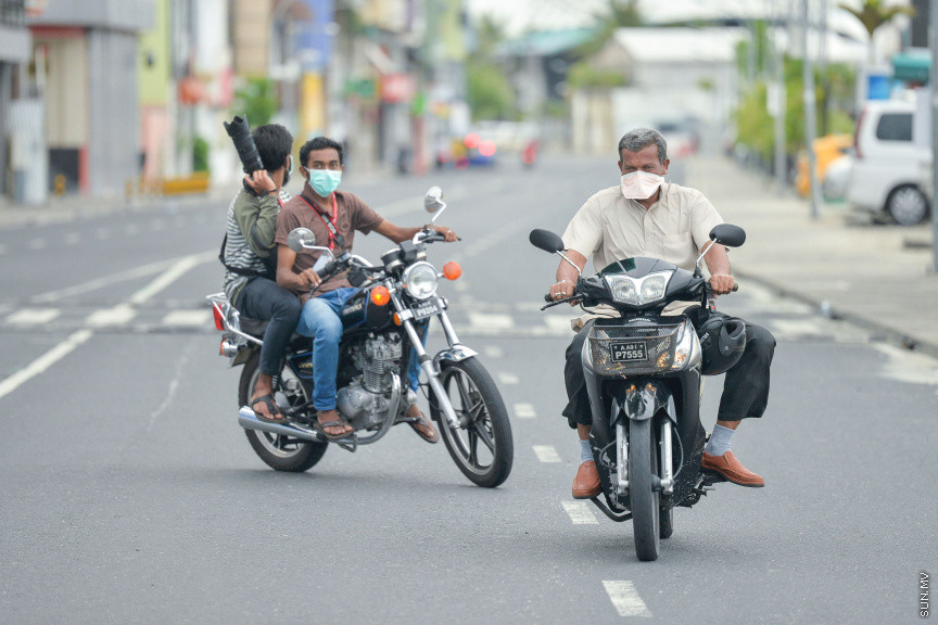 އޭޕްރީލް 24، 2020: ރޯދަމަހުގެ ފުރަތަމަ ދުވަހު އެހެން އަހަރުތަކުގެ ރޯދަމަހާ ހިލާފަށް މާލެތެރެ އޮތީ ފަޅުވެފަ. ހަލުވިކަމާއެކު ފެތުރެމުން ދާ ކޮވިޑް 19ގެ ސަބަބުން އެންމެ ލޮކްޑައުންގައި ތިބެން ޖެހި، ރޯދަ ކުރުކުރަން ހަވީރު ފިނި ބުރުޖަހަން ނިކުނަންނަ މަގުތައް ވަނީ ފަޅުވެ މުޅި ރަށުތެރެ ހިމޭންވެފައި -- ސަން ފޮޓޯ/ ފަޔާޒު މޫސާ