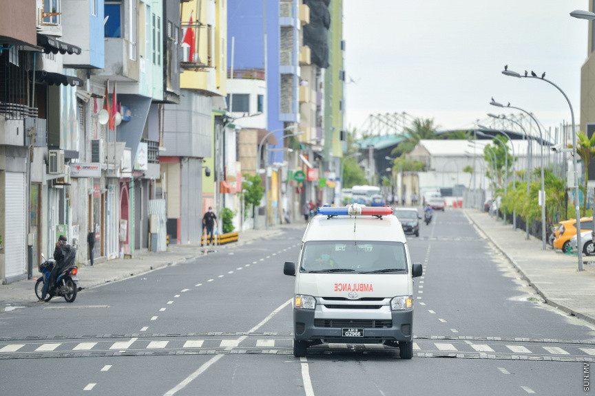 އޭޕްރީލް 24، 2020: ރޯދަމަހުގެ ފުރަތަމަ ދުވަހު އެހެން އަހަރުތަކުގެ ރޯދަމަހާ ހިލާފަށް މާލެތެރެ އޮތީ ފަޅުވެފަ. ހަލުވިކަމާއެކު ފެތުރެމުން ދާ ކޮވިޑް 19ގެ ސަބަބުން އެންމެ ލޮކްޑައުންގައި ތިބެން ޖެހި، ރޯދަ ކުރުކުރަން ހަވީރު ފިނި ބުރުޖަހަން ނިކުނަންނަ މަގުތައް ވަނީ ފަޅުވެ މުޅި ރަށުތެރެ ހިމޭންވެފައި -- ސަން ފޮޓޯ/ ފަޔާޒު މޫސާ