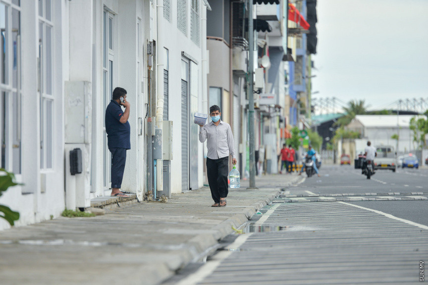 އޭޕްރީލް 24، 2020: ރޯދަމަހުގެ ފުރަތަމަ ދުވަހު އެހެން އަހަރުތަކުގެ ރޯދަމަހާ ހިލާފަށް މާލެތެރެ އޮތީ ފަޅުވެފަ. ހަލުވިކަމާއެކު ފެތުރެމުން ދާ ކޮވިޑް 19ގެ ސަބަބުން އެންމެ ލޮކްޑައުންގައި ތިބެން ޖެހި، ރޯދަ ކުރުކުރަން ހަވީރު ފިނި ބުރުޖަހަން ނިކުނަންނަ މަގުތައް ވަނީ ފަޅުވެ މުޅި ރަށުތެރެ ހިމޭންވެފައި -- ސަން ފޮޓޯ/ ފަޔާޒު މޫސާ
