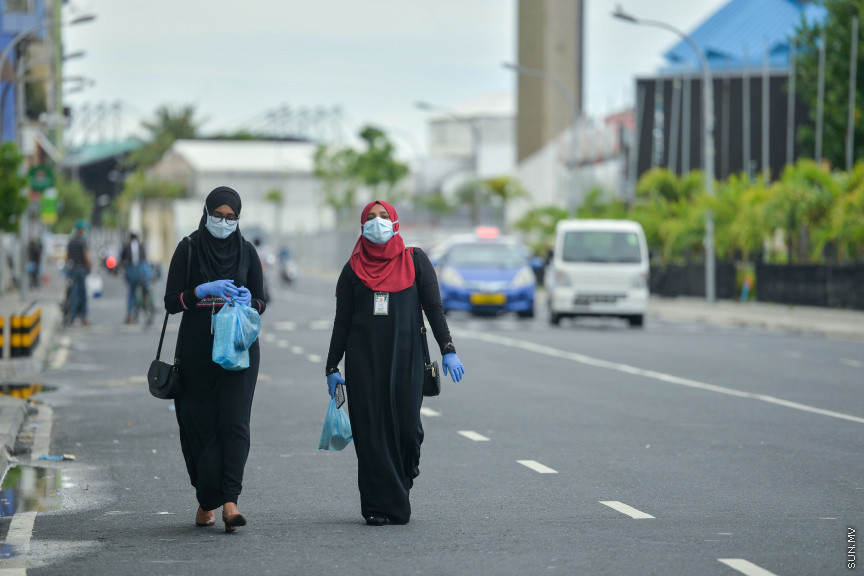 އޭޕްރީލް 24، 2020: ރޯދަމަހުގެ ފުރަތަމަ ދުވަހު އެހެން އަހަރުތަކުގެ ރޯދަމަހާ ހިލާފަށް މާލެތެރެ އޮތީ ފަޅުވެފަ. ހަލުވިކަމާއެކު ފެތުރެމުން ދާ ކޮވިޑް 19ގެ ސަބަބުން އެންމެ ލޮކްޑައުންގައި ތިބެން ޖެހި، ރޯދަ ކުރުކުރަން ހަވީރު ފިނި ބުރުޖަހަން ނިކުނަންނަ މަގުތައް ވަނީ ފަޅުވެ މުޅި ރަށުތެރެ ހިމޭންވެފައި -- ސަން ފޮޓޯ/ ފަޔާޒު މޫސާ