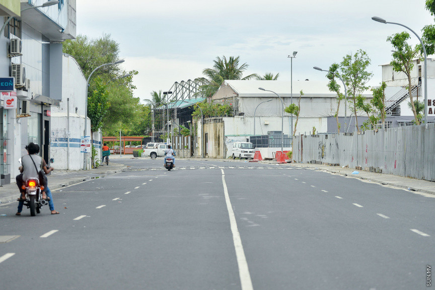 އޭޕްރީލް 24، 2020: ރޯދަމަހުގެ ފުރަތަމަ ދުވަހު އެހެން އަހަރުތަކުގެ ރޯދަމަހާ ހިލާފަށް މާލެތެރެ އޮތީ ފަޅުވެފަ. ހަލުވިކަމާއެކު ފެތުރެމުން ދާ ކޮވިޑް 19ގެ ސަބަބުން އެންމެ ލޮކްޑައުންގައި ތިބެން ޖެހި، ރޯދަ ކުރުކުރަން ހަވީރު ފިނި ބުރުޖަހަން ނިކުނަންނަ މަގުތައް ވަނީ ފަޅުވެ މުޅި ރަށުތެރެ ހިމޭންވެފައި -- ސަން ފޮޓޯ/ ފަޔާޒު މޫސާ