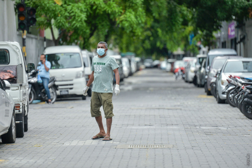 އޭޕްރީލް 24، 2020: ރޯދަމަހުގެ ފުރަތަމަ ދުވަހު އެހެން އަހަރުތަކުގެ ރޯދަމަހާ ހިލާފަށް މާލެތެރެ އޮތީ ފަޅުވެފަ. ހަލުވިކަމާއެކު ފެތުރެމުން ދާ ކޮވިޑް 19ގެ ސަބަބުން އެންމެ ލޮކްޑައުންގައި ތިބެން ޖެހި، ރޯދަ ކުރުކުރަން ހަވީރު ފިނި ބުރުޖަހަން ނިކުނަންނަ މަގުތައް ވަނީ ފަޅުވެ މުޅި ރަށުތެރެ ހިމޭންވެފައި -- ސަން ފޮޓޯ/ ފަޔާޒު މޫސާ