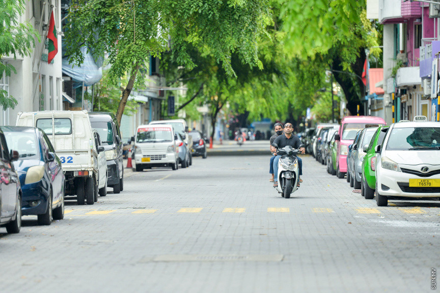 އޭޕްރީލް 24، 2020: ރޯދަމަހުގެ ފުރަތަމަ ދުވަހު އެހެން އަހަރުތަކުގެ ރޯދަމަހާ ހިލާފަށް މާލެތެރެ އޮތީ ފަޅުވެފަ. ހަލުވިކަމާއެކު ފެތުރެމުން ދާ ކޮވިޑް 19ގެ ސަބަބުން އެންމެ ލޮކްޑައުންގައި ތިބެން ޖެހި، ރޯދަ ކުރުކުރަން ހަވީރު ފިނި ބުރުޖަހަން ނިކުނަންނަ މަގުތައް ވަނީ ފަޅުވެ މުޅި ރަށުތެރެ ހިމޭންވެފައި -- ސަން ފޮޓޯ/ ފަޔާޒު މޫސާ