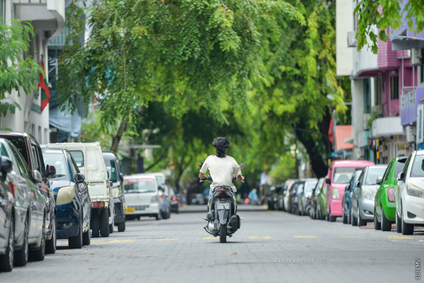 އޭޕްރީލް 24، 2020: ރޯދަމަހުގެ ފުރަތަމަ ދުވަހު އެހެން އަހަރުތަކުގެ ރޯދަމަހާ ހިލާފަށް މާލެތެރެ އޮތީ ފަޅުވެފަ. ހަލުވިކަމާއެކު ފެތުރެމުން ދާ ކޮވިޑް 19ގެ ސަބަބުން އެންމެ ލޮކްޑައުންގައި ތިބެން ޖެހި، ރޯދަ ކުރުކުރަން ހަވީރު ފިނި ބުރުޖަހަން ނިކުނަންނަ މަގުތައް ވަނީ ފަޅުވެ މުޅި ރަށުތެރެ ހިމޭންވެފައި -- ސަން ފޮޓޯ/ ފަޔާޒު މޫސާ