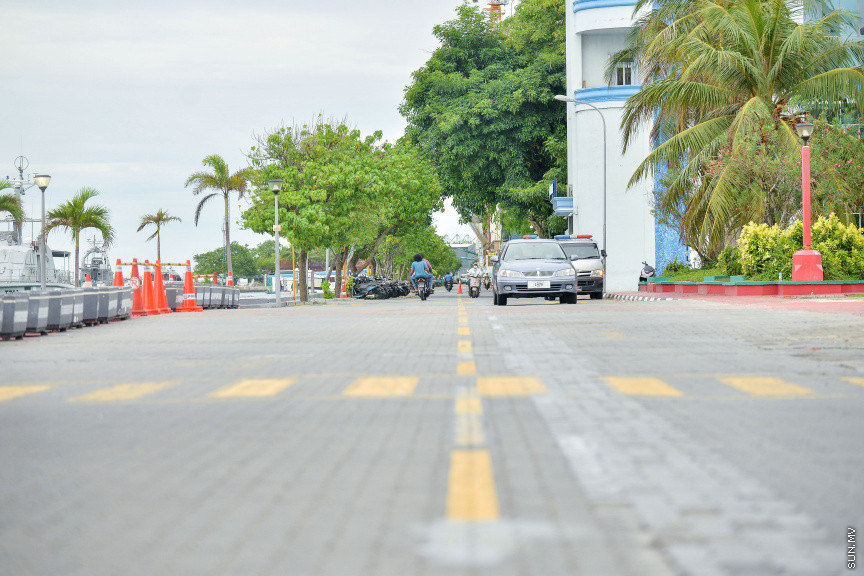 އޭޕްރީލް 24، 2020: ރޯދަމަހުގެ ފުރަތަމަ ދުވަހު އެހެން އަހަރުތަކުގެ ރޯދަމަހާ ހިލާފަށް މާލެތެރެ އޮތީ ފަޅުވެފަ. ހަލުވިކަމާއެކު ފެތުރެމުން ދާ ކޮވިޑް 19ގެ ސަބަބުން އެންމެ ލޮކްޑައުންގައި ތިބެން ޖެހި، ރޯދަ ކުރުކުރަން ހަވީރު ފިނި ބުރުޖަހަން ނިކުނަންނަ މަގުތައް ވަނީ ފަޅުވެ މުޅި ރަށުތެރެ ހިމޭންވެފައި -- ސަން ފޮޓޯ/ ފަޔާޒު މޫސާ
