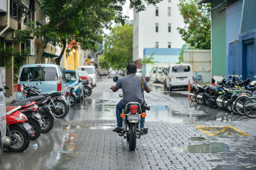 އޭޕްރީލް 24، 2020: ރޯދަމަހުގެ ފުރަތަމަ ދުވަހު އެހެން އަހަރުތަކުގެ ރޯދަމަހާ ހިލާފަށް މާލެތެރެ އޮތީ ފަޅުވެފަ. ހަލުވިކަމާއެކު ފެތުރެމުން ދާ ކޮވިޑް 19ގެ ސަބަބުން އެންމެ ލޮކްޑައުންގައި ތިބެން ޖެހި، ރޯދަ ކުރުކުރަން ހަވީރު ފިނި ބުރުޖަހަން ނިކުނަންނަ މަގުތައް ވަނީ ފަޅުވެ މުޅި ރަށުތެރެ ހިމޭންވެފައި -- ސަން ފޮޓޯ/ ފަޔާޒު މޫސާ