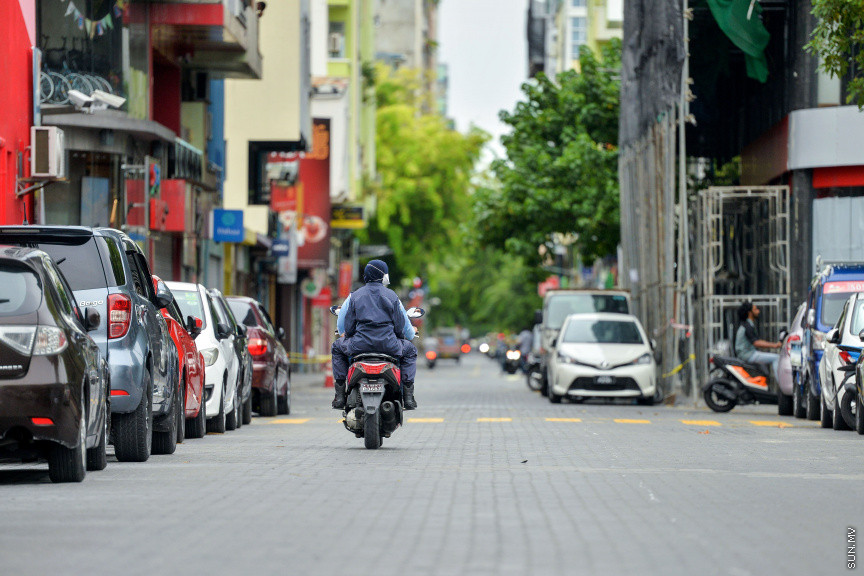 އޭޕްރީލް 24، 2020: ރޯދަމަހުގެ ފުރަތަމަ ދުވަހު އެހެން އަހަރުތަކުގެ ރޯދަމަހާ ހިލާފަށް މާލެތެރެ އޮތީ ފަޅުވެފަ. ހަލުވިކަމާއެކު ފެތުރެމުން ދާ ކޮވިޑް 19ގެ ސަބަބުން އެންމެ ލޮކްޑައުންގައި ތިބެން ޖެހި، ރޯދަ ކުރުކުރަން ހަވީރު ފިނި ބުރުޖަހަން ނިކުނަންނަ މަގުތައް ވަނީ ފަޅުވެ މުޅި ރަށުތެރެ ހިމޭންވެފައި -- ސަން ފޮޓޯ/ ފަޔާޒު މޫސާ