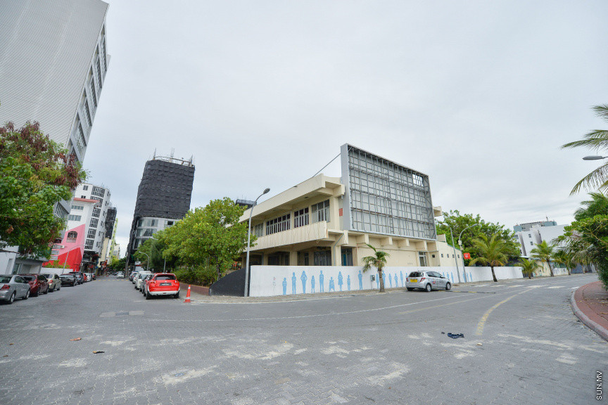 އޭޕްރީލް 24، 2020: ރޯދަމަހުގެ ފުރަތަމަ ދުވަހު އެހެން އަހަރުތަކުގެ ރޯދަމަހާ ހިލާފަށް މާލެތެރެ އޮތީ ފަޅުވެފަ. ހަލުވިކަމާއެކު ފެތުރެމުން ދާ ކޮވިޑް 19ގެ ސަބަބުން އެންމެ ލޮކްޑައުންގައި ތިބެން ޖެހި، ރޯދަ ކުރުކުރަން ހަވީރު ފިނި ބުރުޖަހަން ނިކުނަންނަ މަގުތައް ވަނީ ފަޅުވެ މުޅި ރަށުތެރެ ހިމޭންވެފައި -- ސަން ފޮޓޯ/ ފަޔާޒު މޫސާ