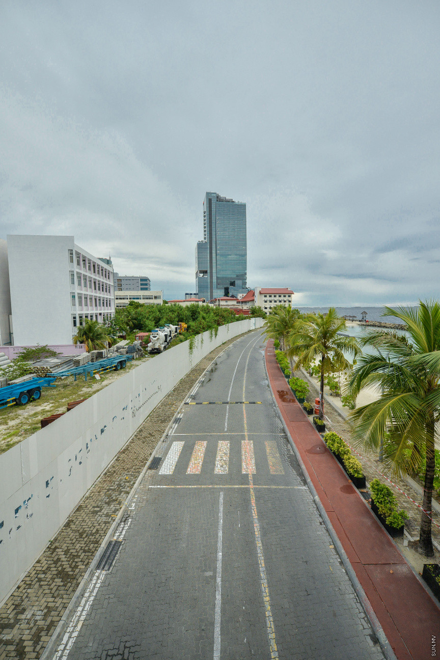 އޭޕްރީލް 24، 2020: ރޯދަމަހުގެ ފުރަތަމަ ދުވަހު އެހެން އަހަރުތަކުގެ ރޯދަމަހާ ހިލާފަށް މާލެތެރެ އޮތީ ފަޅުވެފަ. ހަލުވިކަމާއެކު ފެތުރެމުން ދާ ކޮވިޑް 19ގެ ސަބަބުން އެންމެ ލޮކްޑައުންގައި ތިބެން ޖެހި، ރޯދަ ކުރުކުރަން ހަވީރު ފިނި ބުރުޖަހަން ނިކުނަންނަ މަގުތައް ވަނީ ފަޅުވެ މުޅި ރަށުތެރެ ހިމޭންވެފައި -- ސަން ފޮޓޯ/ ފަޔާޒު މޫސާ