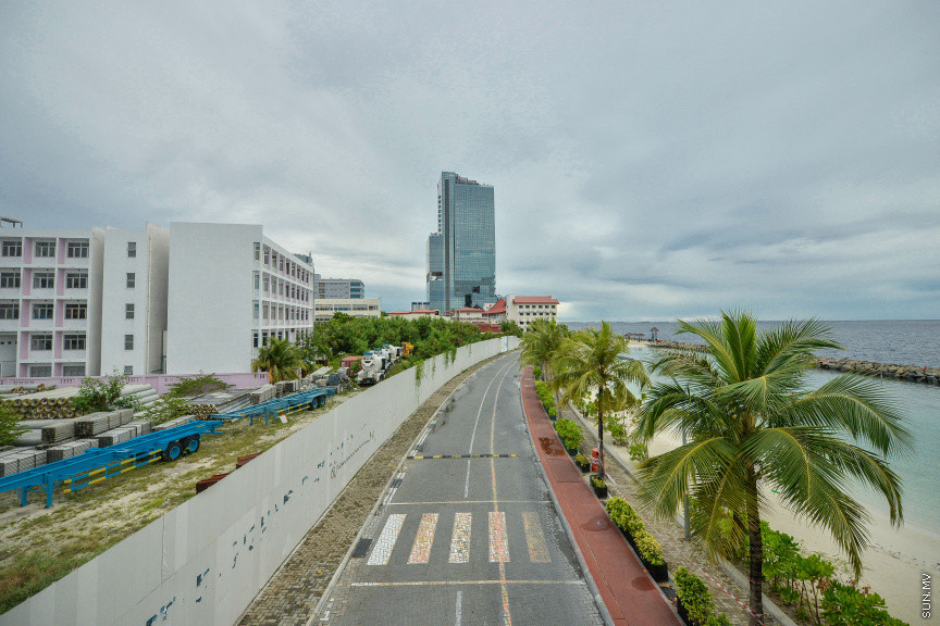 އޭޕްރީލް 24، 2020: ރޯދަމަހުގެ ފުރަތަމަ ދުވަހު އެހެން އަހަރުތަކުގެ ރޯދަމަހާ ހިލާފަށް މާލެތެރެ އޮތީ ފަޅުވެފަ. ހަލުވިކަމާއެކު ފެތުރެމުން ދާ ކޮވިޑް 19ގެ ސަބަބުން އެންމެ ލޮކްޑައުންގައި ތިބެން ޖެހި، ރޯދަ ކުރުކުރަން ހަވީރު ފިނި ބުރުޖަހަން ނިކުނަންނަ މަގުތައް ވަނީ ފަޅުވެ މުޅި ރަށުތެރެ ހިމޭންވެފައި -- ސަން ފޮޓޯ/ ފަޔާޒު މޫސާ