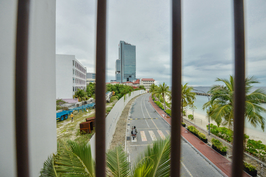 އޭޕްރީލް 24، 2020: ރޯދަމަހުގެ ފުރަތަމަ ދުވަހު އެހެން އަހަރުތަކުގެ ރޯދަމަހާ ހިލާފަށް މާލެތެރެ އޮތީ ފަޅުވެފަ. ހަލުވިކަމާއެކު ފެތުރެމުން ދާ ކޮވިޑް 19ގެ ސަބަބުން އެންމެ ލޮކްޑައުންގައި ތިބެން ޖެހި، ރޯދަ ކުރުކުރަން ހަވީރު ފިނި ބުރުޖަހަން ނިކުނަންނަ މަގުތައް ވަނީ ފަޅުވެ މުޅި ރަށުތެރެ ހިމޭންވެފައި -- ސަން ފޮޓޯ/ ފަޔާޒު މޫސާ