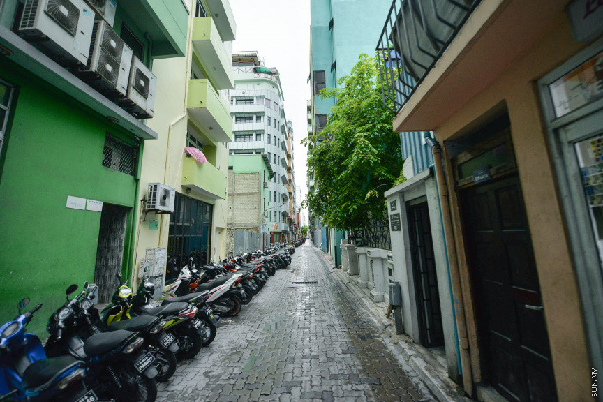 އޭޕްރީލް 24، 2020: ރޯދަމަހުގެ ފުރަތަމަ ދުވަހު އެހެން އަހަރުތަކުގެ ރޯދަމަހާ ހިލާފަށް މާލެތެރެ އޮތީ ފަޅުވެފަ. ހަލުވިކަމާއެކު ފެތުރެމުން ދާ ކޮވިޑް 19ގެ ސަބަބުން އެންމެ ލޮކްޑައުންގައި ތިބެން ޖެހި، ރޯދަ ކުރުކުރަން ހަވީރު ފިނި ބުރުޖަހަން ނިކުނަންނަ މަގުތައް ވަނީ ފަޅުވެ މުޅި ރަށުތެރެ ހިމޭންވެފައި -- ސަން ފޮޓޯ/ ފަޔާޒު މޫސާ