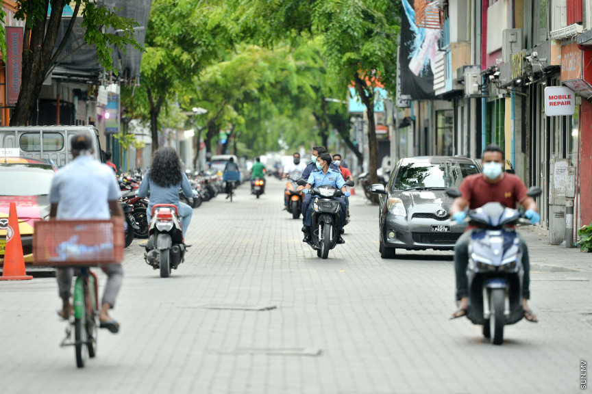 އޭޕްރީލް 24، 2020: ރޯދަމަހުގެ ފުރަތަމަ ދުވަހު އެހެން އަހަރުތަކުގެ ރޯދަމަހާ ހިލާފަށް މާލެތެރެ އޮތީ ފަޅުވެފަ. ހަލުވިކަމާއެކު ފެތުރެމުން ދާ ކޮވިޑް 19ގެ ސަބަބުން އެންމެ ލޮކްޑައުންގައި ތިބެން ޖެހި، ރޯދަ ކުރުކުރަން ހަވީރު ފިނި ބުރުޖަހަން ނިކުނަންނަ މަގުތައް ވަނީ ފަޅުވެ މުޅި ރަށުތެރެ ހިމޭންވެފައި -- ސަން ފޮޓޯ/ ފަޔާޒު މޫސާ