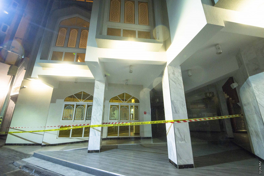 މޭ 7، 2020: ކޮވިޑް19 ފެތުރޭތީ މުޅި ރާއްޖޭގައި ވަނީ މިސްކިތްތަކުގައި ޖަމާއަތުގައި ނަމާދުކުރުން ވަގުތީގޮތުން ހުއްޓާލައި، މިސްކިތްތަކަށް މީހުންނަށް  ނުވަދެވޭ ގޮތަށް ބަންދުކޮށްފައި. އާންމުކޮށް  ރަމަޟާން މަހުގައި ފުރާލާ މިސްކިތްތަކަށް  މި ރަމަޟާން މަހު ވަދެ ހަދަނީ ބަންގި ގޮވުމަށް މުދިމުން އެކަނި &mdash; ސަން ފޮޓޯ/ ފަޔާޒު މޫސާ