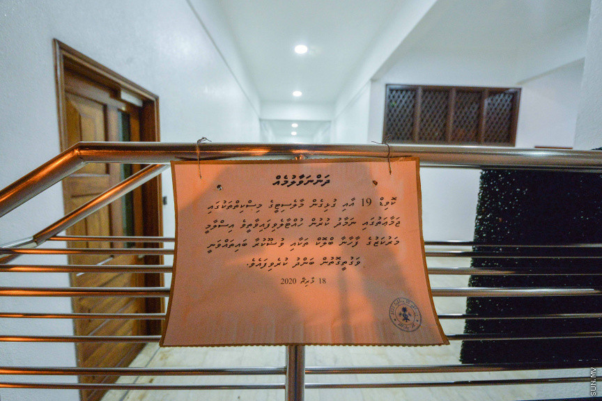 މޭ 7، 2020: ކޮވިޑް19 ފެތުރޭތީ މުޅި ރާއްޖޭގައި ވަނީ މިސްކިތްތަކުގައި ޖަމާއަތުގައި ނަމާދުކުރުން ވަގުތީގޮތުން ހުއްޓާލައި، މިސްކިތްތަކަށް މީހުންނަށް  ނުވަދެވޭ ގޮތަށް ބަންދުކޮށްފައި. އާންމުކޮށް  ރަމަޟާން މަހުގައި ފުރާލާ މިސްކިތްތަކަށް  މި ރަމަޟާން މަހު ވަދެ ހަދަނީ ބަންގި ގޮވުމަށް މުދިމުން އެކަނި &mdash; ސަން ފޮޓޯ/ ފަޔާޒު މޫސާ