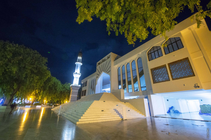 މޭ 7، 2020: ކޮވިޑް19 ފެތުރޭތީ މުޅި ރާއްޖޭގައި ވަނީ މިސްކިތްތަކުގައި ޖަމާއަތުގައި ނަމާދުކުރުން ވަގުތީގޮތުން ހުއްޓާލައި، މިސްކިތްތަކަށް މީހުންނަށް  ނުވަދެވޭ ގޮތަށް ބަންދުކޮށްފައި. އާންމުކޮށް  ރަމަޟާން މަހުގައި ފުރާލާ މިސްކިތްތަކަށް  މި ރަމަޟާން މަހު ވަދެ ހަދަނީ ބަންގި ގޮވުމަށް މުދިމުން އެކަނި &mdash; ސަން ފޮޓޯ/ ފަޔާޒު މޫސާ