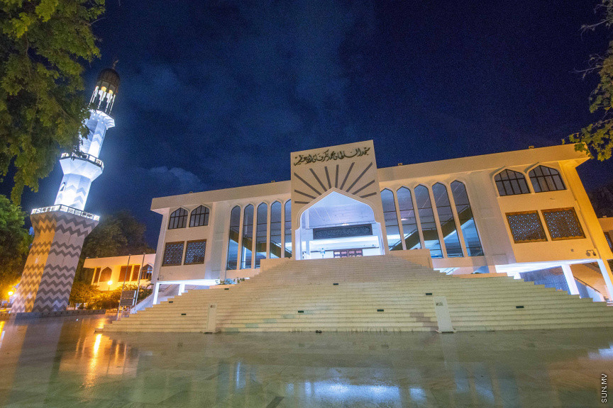 މޭ 7، 2020: ކޮވިޑް19 ފެތުރޭތީ މުޅި ރާއްޖޭގައި ވަނީ މިސްކިތްތަކުގައި ޖަމާއަތުގައި ނަމާދުކުރުން ވަގުތީގޮތުން ހުއްޓާލައި، މިސްކިތްތަކަށް މީހުންނަށް  ނުވަދެވޭ ގޮތަށް ބަންދުކޮށްފައި. އާންމުކޮށް  ރަމަޟާން މަހުގައި ފުރާލާ މިސްކިތްތަކަށް  މި ރަމަޟާން މަހު ވަދެ ހަދަނީ ބަންގި ގޮވުމަށް މުދިމުން އެކަނި &mdash; ސަން ފޮޓޯ/ ފަޔާޒު މޫސާ