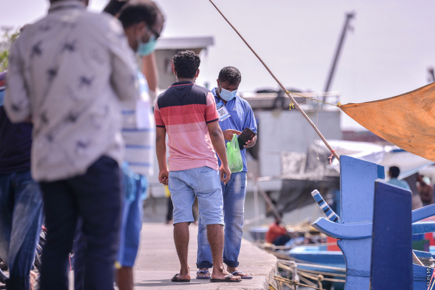 މެއި 14، 2020: ކޮވިޑް-19 ފެތުރޭތީ، ވެރިރަށް މާލެ ފުރަބަންދުގައި އޮތް އިރު މަސްވެރިން މަސްބާނައިގެން އައިސް މާރުކޭޓް ސަރަހައްދުގައި ދޯނުތަކުގައި ތިބެގެން މަސް ވިއްކުމުގެ މަސައްކަތުގައި -- ސަން ފޮޓޯ/ ފަޔާޒު މޫސާ