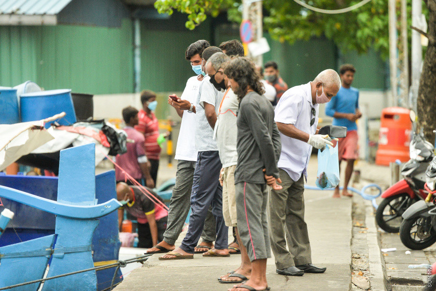 މެއި 14، 2020: ކޮވިޑް-19 ފެތުރޭތީ، ވެރިރަށް މާލެ ފުރަބަންދުގައި އޮތް އިރު މަސްވެރިން މަސްބާނައިގެން އައިސް މާރުކޭޓް ސަރަހައްދުގައި ދޯނުތަކުގައި ތިބެގެން މަސް ވިއްކުމުގެ މަސައްކަތުގައި -- ސަން ފޮޓޯ/ މުޒައްޔިން ނާޒިމް