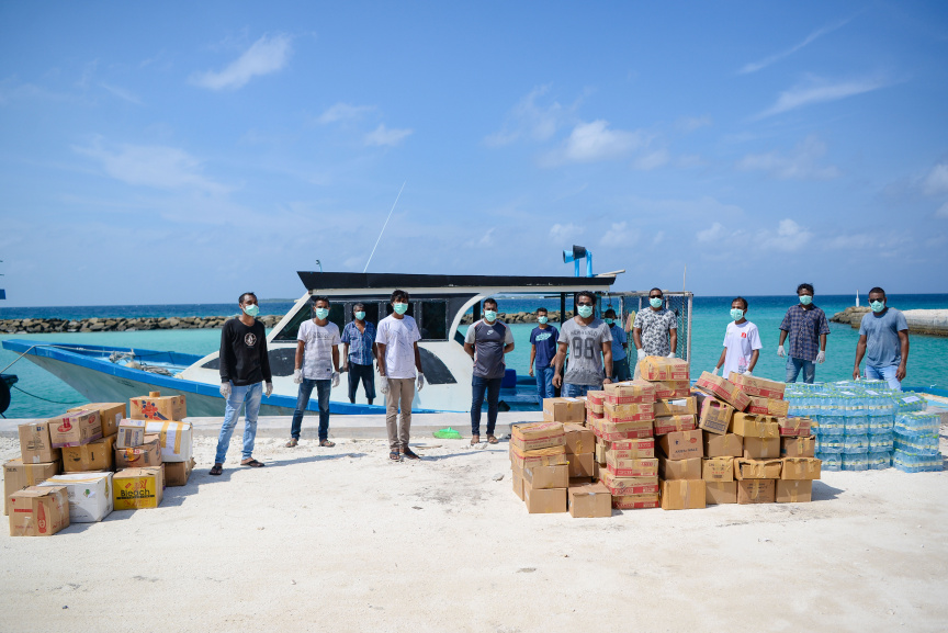 މޭ، 17، 2020: ށ. ފުނަދޫ ރައްޔިތުންގެ ފަރާތުން ފުރަބަންދުގައި އޮތް އެ އަތޮޅު ނަރުދޫއަށް އެހީގެ ތަކެތި ފޮނުވުން: ފުނަދޫއިން ހަދިޔާކުރީ ކެއިން ބުއިމުގައި ބޭނުން ކުރާ އަސާސީ މުދަލާއި ސާފުކުރަން ބޭނުން ކުރާ ޒާތުގެ ތަކެތި -- ސަން ފޮޓޯ/ މުހައްމަދު އަފްރާހު