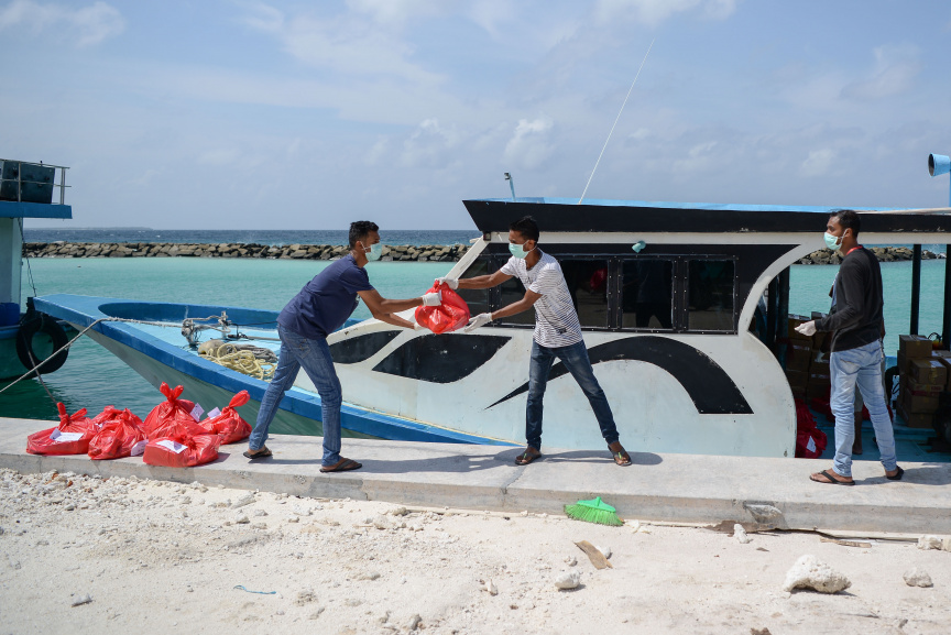 މޭ، 17، 2020: ށ. ފުނަދޫ ރައްޔިތުންގެ ފަރާތުން ފުރަބަންދުގައި އޮތް އެ އަތޮޅު ނަރުދޫއަށް އެހީގެ ތަކެތި ފޮނުވުން: ފުނަދޫއިން ހަދިޔާކުރީ ކެއިން ބުއިމުގައި ބޭނުން ކުރާ އަސާސީ މުދަލާއި ސާފުކުރަން ބޭނުން ކުރާ ޒާތުގެ ތަކެތި -- ސަން ފޮޓޯ/ މުހައްމަދު އަފްރާހު
