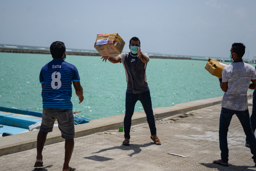 މޭ، 17، 2020: ށ. ފުނަދޫ ރައްޔިތުންގެ ފަރާތުން ފުރަބަންދުގައި އޮތް އެ އަތޮޅު ނަރުދޫއަށް އެހީގެ ތަކެތި ފޮނުވުން: ފުނަދޫއިން ހަދިޔާކުރީ ކެއިން ބުއިމުގައި ބޭނުން ކުރާ އަސާސީ މުދަލާއި ސާފުކުރަން ބޭނުން ކުރާ ޒާތުގެ ތަކެތި -- ސަން ފޮޓޯ/ މުހައްމަދު އަފްރާހު