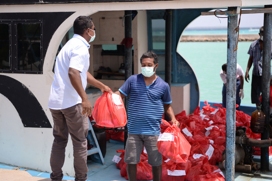 މޭ، 17، 2020: ށ. ފުނަދޫ ރައްޔިތުންގެ ފަރާތުން ފުރަބަންދުގައި އޮތް އެ އަތޮޅު ނަރުދޫއަށް އެހީގެ ތަކެތި ފޮނުވުން: ފުނަދޫއިން ހަދިޔާކުރީ ކެއިން ބުއިމުގައި ބޭނުން ކުރާ އަސާސީ މުދަލާއި ސާފުކުރަން ބޭނުން ކުރާ ޒާތުގެ ތަކެތި -- ސަން ފޮޓޯ/ މުހައްމަދު އަފްރާހު