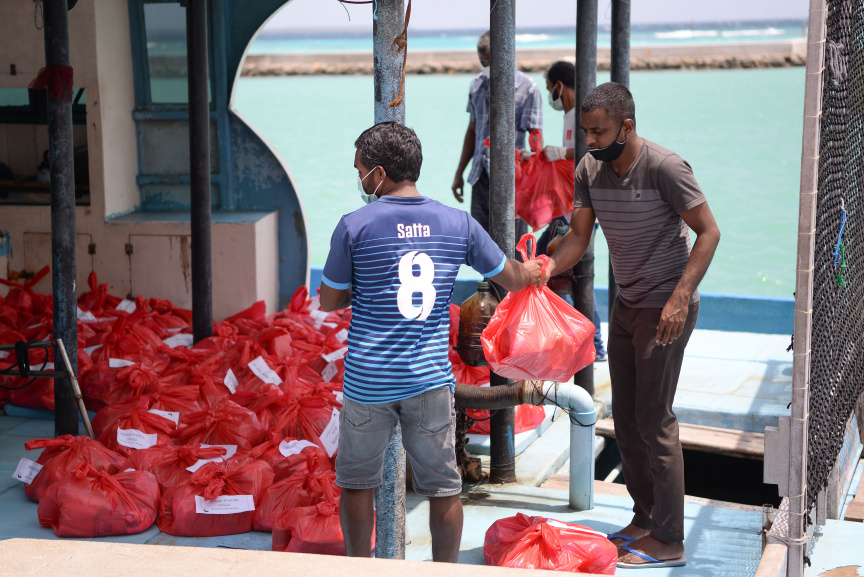 މޭ، 17، 2020: ށ. ފުނަދޫ ރައްޔިތުންގެ ފަރާތުން ފުރަބަންދުގައި އޮތް އެ އަތޮޅު ނަރުދޫއަށް އެހީގެ ތަކެތި ފޮނުވުން: ފުނަދޫއިން ހަދިޔާކުރީ ކެއިން ބުއިމުގައި ބޭނުން ކުރާ އަސާސީ މުދަލާއި ސާފުކުރަން ބޭނުން ކުރާ ޒާތުގެ ތަކެތި -- ސަން ފޮޓޯ/ މުހައްމަދު އަފްރާހު