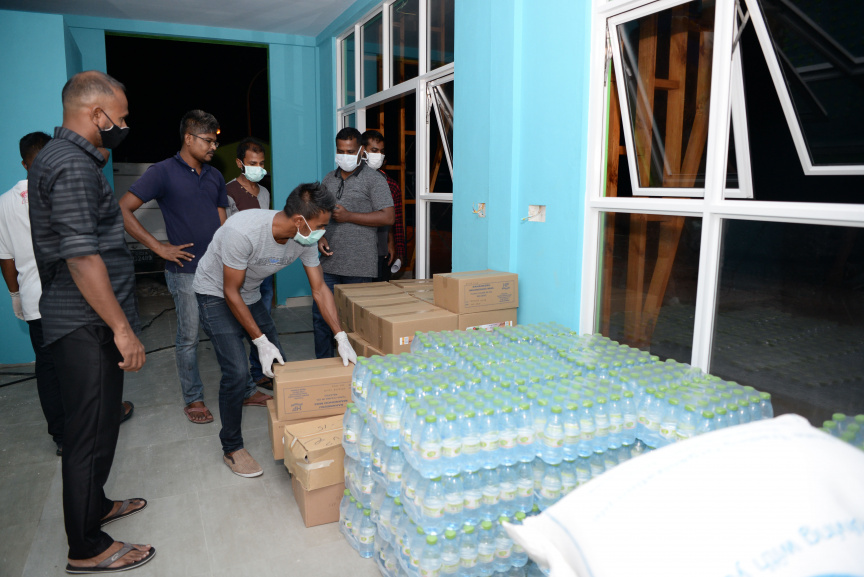 މޭ، 17، 2020: ށ. ފުނަދޫ ރައްޔިތުންގެ ފަރާތުން ފުރަބަންދުގައި އޮތް އެ އަތޮޅު ނަރުދޫއަށް އެހީގެ ތަކެތި ފޮނުވުން: ފުނަދޫއިން ހަދިޔާކުރި ތަކެއްޗަކީ ނަރުދޫގެ 85 ގޭބިސީއަކަށް ފުދޭވަރުގެ ތަކެތި -- ސަން ފޮޓޯ/ މުހައްމަދު އަފްރާހު
