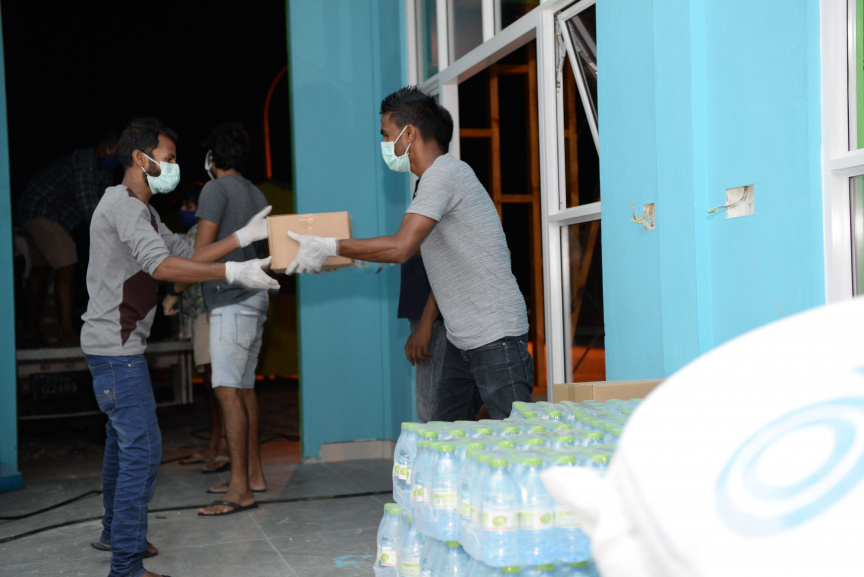 މޭ، 17، 2020: ށ. ފުނަދޫ ރައްޔިތުންގެ ފަރާތުން ފުރަބަންދުގައި އޮތް އެ އަތޮޅު ނަރުދޫއަށް އެހީގެ ތަކެތި ފޮނުވުން: ފުނަދޫއިން ހަދިޔާކުރި ތަކެއްޗަކީ ނަރުދޫގެ 85 ގޭބިސީއަކަށް ފުދޭވަރުގެ ތަކެތި -- ސަން ފޮޓޯ/ މުހައްމަދު އަފްރާހު
