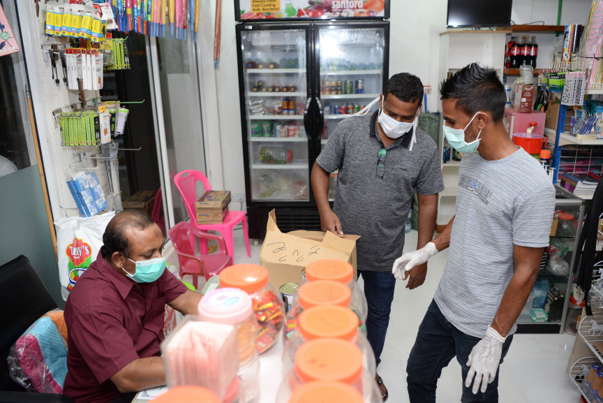 މޭ، 17، 2020: ށ. ފުނަދޫ ރައްޔިތުންގެ ފަރާތުން ފުރަބަންދުގައި އޮތް އެ އަތޮޅު ނަރުދޫއަށް އެހީގެ ތަކެތި ފޮނުވުން: ފުނަދޫއިން ހަދިޔާކުރީ ކެއިން ބުއިމުގައި ބޭނުން ކުރާ އަސާސީ މުދަލާއި ސާފުކުރަން ބޭނުން ކުރާ ޒާތުގެ ތަކެތި -- ސަން ފޮޓޯ/ މުހައްމަދު އަފްރާހު