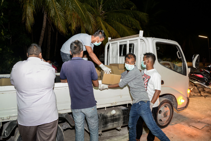 މޭ، 17، 2020: ށ. ފުނަދޫ ރައްޔިތުންގެ ފަރާތުން ފުރަބަންދުގައި އޮތް އެ އަތޮޅު ނަރުދޫއަށް އެހީގެ ތަކެތި ފޮނުވުން: ފުނަދޫ ރައްޔިތުން ވަނީ އެހީގެ ތަކެތި ތައްޔާރުކުރުމުގައި ބުރަ މަސައްކަތެއްކޮށްފައި -- ސަން ފޮޓޯ/ މުހައްމަދު އަފްރާހު