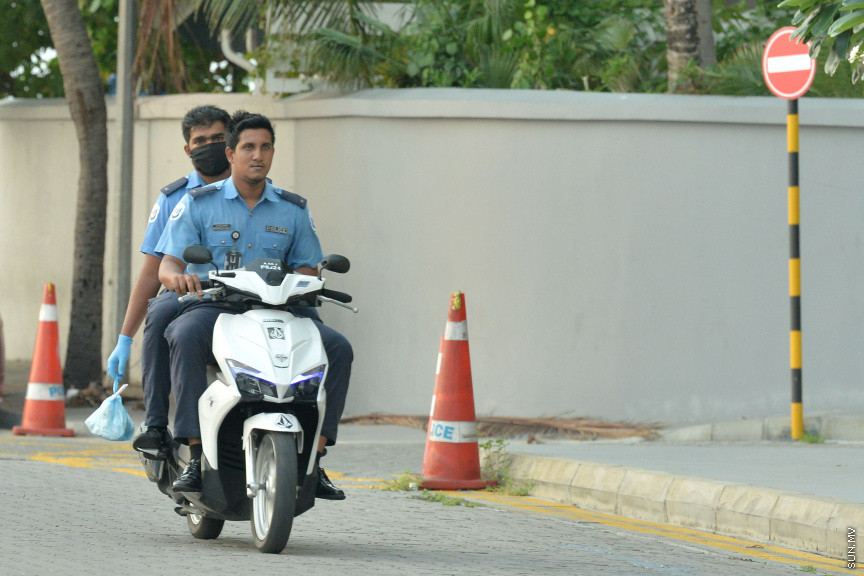 މެއި 8، 2020: ބަންގި ގޮވުމަށް ކުޑަ ވަގުތުކޮޅެއް ވެފައި ވަނިކޮށް ފުލުހުން ރޯދަ ވީއްލުމަށް ތައްޔާރުވަނީ --- ސަން ފޮޓޯ/ މުހައްމަދު މުޒައްޔިން ނާޒިމް