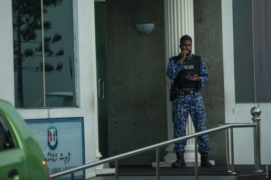 މެއި 2020: ފުލުހުންގެ މައި އިދާރާ، ޝަހީދު ހުސައިން އާދަމް ބިލްޑިން ކުރިމަތީ ފޯރިމަރަން ހުންނަ ފުލުސް އޮފިސަރު ރޯދަ ވީއްލަނީ --- ސަން ފޮޓޯ/ މުހައްމަދު މުޒައްޔިން ނާޒިމް

