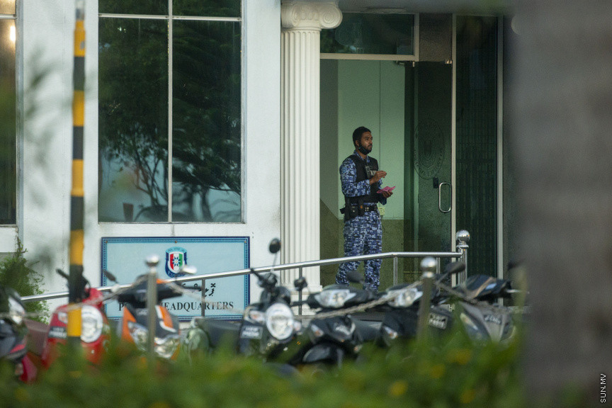މެއި 2020: ފުލުހުންގެ މައި އިދާރާ، ޝަހީދު ހުސައިން އާދަމް ބިލްޑިން ކުރިމަތީ ފޯރިމަރަން ހުންނަ ފުލުސް އޮފިސަރު ރޯދަ ވީއްލަނީ --- ސަން ފޮޓޯ/ މުހައްމަދު މުޒައްޔިން ނާޒިމް

