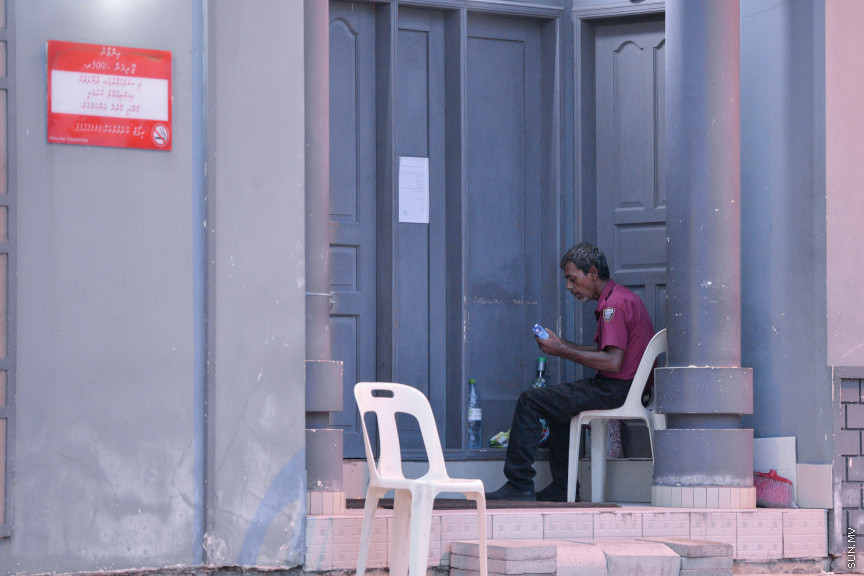 މެއި 17، 2020: މިއީ ފެމިލީ ކޯޓުގައި ފޯރިމަރަން ހުންނަ ފާރަވެރިޔާ --- ސަން ފޮޓޯ/ މުހައްމަދު މުޒައްޔިން ނާޒިމް