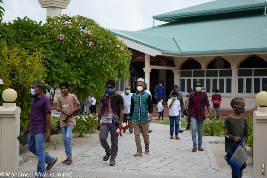 މެއި 22، 2020[ށ. ފުނަދޫ]: ކޮރޮނާވައިރަހުން ރައްކާތެރިވުމަށް މިސްކިތްތަކުގައި ޖަމާއަތުގައި ނަމާދުކުރުން ހުއްޓުނުތާ މަސްދުވަހަށްފަހު ކުރި ހުކު ނަމާދު: އިސްލާމިކް މިނިސްޓްރީން  ވަނީ މިއަދު ހުކުރު ނަމާދުން ފެށިގެން ބަލި ނެތް ރަށްތަކުގައި ހާއްސަ އިންތިޒާމްތަކެއްގެ ދަށުން ޖަމާއަތުގައި ނަމާދު ކުރުމުގެ ހުއްދަ ދީފައި. މިއަދު މިސްކިތްތަކަށް މީހުން ގޮސްފައިވަނީ ގެއިން މުއްސަލަ ހިފައިން މާސްކް އަޅައިގެން ---- ސަން ފޮޓޯ/ މުހައްމަދު އަފްރާހު
