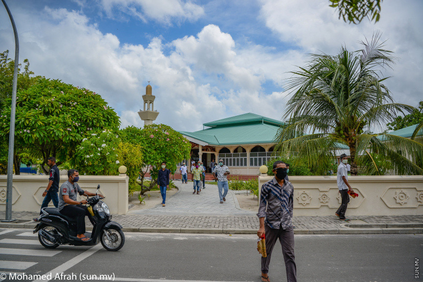 މެއި 22، 2020[ށ. ފުނަދޫ]: ކޮރޮނާވައިރަހުން ރައްކާތެރިވުމަށް މިސްކިތްތަކުގައި ޖަމާއަތުގައި ނަމާދުކުރުން ހުއްޓުނުތާ މަސްދުވަހަށްފަހު ކުރި ހުކު ނަމާދު: އިސްލާމިކް މިނިސްޓްރީން  ވަނީ މިއަދު ހުކުރު ނަމާދުން ފެށިގެން ބަލި ނެތް ރަށްތަކުގައި ހާއްސަ އިންތިޒާމްތަކެއްގެ ދަށުން ޖަމާއަތުގައި ނަމާދު ކުރުމުގެ ހުއްދަ ދީފައި. މިއަދު މިސްކިތްތަކަށް މީހުން ގޮސްފައިވަނީ ގެއިން މުއްސަލަ ހިފައިން މާސްކް އަޅައިގެން ---- ސަން ފޮޓޯ/ މުހައްމަދު އަފްރާހު
