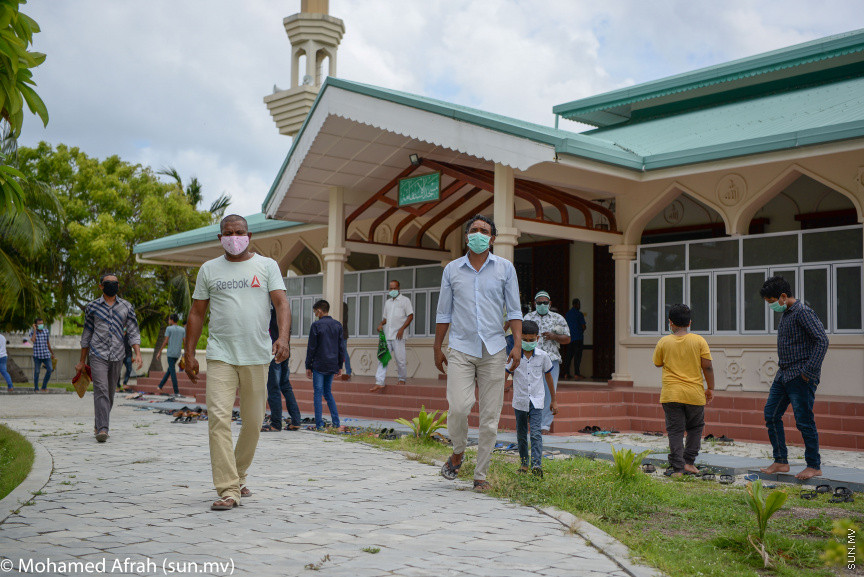 މެއި 22، 2020[ށ. ފުނަދޫ]: ކޮރޮނާވައިރަހުން ރައްކާތެރިވުމަށް މިސްކިތްތަކުގައި ޖަމާއަތުގައި ނަމާދުކުރުން ހުއްޓުނުތާ މަސްދުވަހަށްފަހު ކުރި ހުކު ނަމާދު: އިސްލާމިކް މިނިސްޓްރީން  ވަނީ މިއަދު ހުކުރު ނަމާދުން ފެށިގެން ބަލި ނެތް ރަށްތަކުގައި ހާއްސަ އިންތިޒާމްތަކެއްގެ ދަށުން ޖަމާއަތުގައި ނަމާދު ކުރުމުގެ ހުއްދަ ދީފައި. މިއަދު މިސްކިތްތަކަށް މީހުން ގޮސްފައިވަނީ ގެއިން މުއްސަލަ ހިފައިން މާސްކް އަޅައިގެން ---- ސަން ފޮޓޯ/ މުހައްމަދު އަފްރާހު