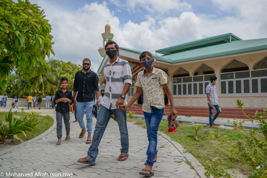 މެއި 22، 2020[ށ. ފުނަދޫ]: ކޮރޮނާވައިރަހުން ރައްކާތެރިވުމަށް މިސްކިތްތަކުގައި ޖަމާއަތުގައި ނަމާދުކުރުން ހުއްޓުނުތާ މަސްދުވަހަށްފަހު ކުރި ހުކު ނަމާދު: އިސްލާމިކް މިނިސްޓްރީން  ވަނީ މިއަދު ހުކުރު ނަމާދުން ފެށިގެން ބަލި ނެތް ރަށްތަކުގައި ހާއްސަ އިންތިޒާމްތަކެއްގެ ދަށުން ޖަމާއަތުގައި ނަމާދު ކުރުމުގެ ހުއްދަ ދީފައި. މިއަދު މިސްކިތްތަކަށް މީހުން ގޮސްފައިވަނީ ގެއިން މުއްސަލަ ހިފައިން މާސްކް އަޅައިގެން ---- ސަން ފޮޓޯ/ މުހައްމަދު އަފްރާހު