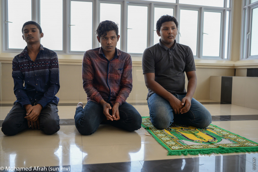 މެއި 22، 2020[ށ. ފުނަދޫ]: ކޮރޮނާވައިރަހުން ރައްކާތެރިވުމަށް މިސްކިތްތަކުގައި ޖަމާއަތުގައި ނަމާދުކުރުން ހުއްޓުނުތާ މަސްދުވަހަށްފަހު ކުރި ހުކު ނަމާދު: އިސްލާމިކް މިނިސްޓްރީން  ވަނީ މިއަދު ހުކުރު ނަމާދުން ފެށިގެން ބަލި ނެތް ރަށްތަކުގައި ހާއްސަ އިންތިޒާމްތަކެއްގެ ދަށުން ޖަމާއަތުގައި ނަމާދު ކުރުމުގެ ހުއްދަ ދީފައި. މިއަދު މިސްކިތްތަކަށް މީހުން ގޮސްފައިވަނީ ގެއިން މުއްސަލަ ހިފައިން މާސްކް އަޅައިގެން ---- ސަން ފޮޓޯ/ މުހައްމަދު އަފްރާހު