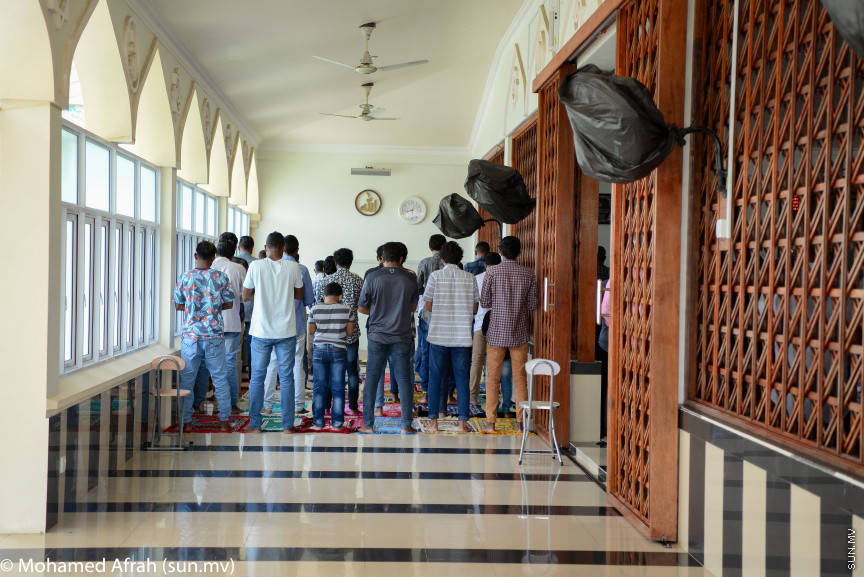 މެއި 22، 2020[ށ. ފުނަދޫ]: ކޮރޮނާވައިރަހުން ރައްކާތެރިވުމަށް މިސްކިތްތަކުގައި ޖަމާއަތުގައި ނަމާދުކުރުން ހުއްޓުނުތާ މަސްދުވަހަށްފަހު ކުރި ހުކު ނަމާދު: އިސްލާމިކް މިނިސްޓްރީން  ވަނީ މިއަދު ހުކުރު ނަމާދުން ފެށިގެން ބަލި ނެތް ރަށްތަކުގައި ހާއްސަ އިންތިޒާމްތަކެއްގެ ދަށުން ޖަމާއަތުގައި ނަމާދު ކުރުމުގެ ހުއްދަ ދީފައި. މިއަދު މިސްކިތްތަކަށް މީހުން ގޮސްފައިވަނީ ގެއިން މުއްސަލަ ހިފައިން މާސްކް އަޅައިގެން ---- ސަން ފޮޓޯ/ މުހައްމަދު އަފްރާހު