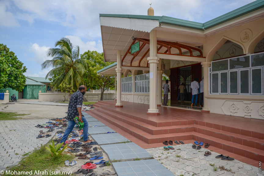 މެއި 22، 2020[ށ. ފުނަދޫ]: ކޮރޮނާވައިރަހުން ރައްކާތެރިވުމަށް މިސްކިތްތަކުގައި ޖަމާއަތުގައި ނަމާދުކުރުން ހުއްޓުނުތާ މަސްދުވަހަށްފަހު ކުރި ހުކު ނަމާދު: އިސްލާމިކް މިނިސްޓްރީން  ވަނީ މިއަދު ހުކުރު ނަމާދުން ފެށިގެން ބަލި ނެތް ރަށްތަކުގައި ހާއްސަ އިންތިޒާމްތަކެއްގެ ދަށުން ޖަމާއަތުގައި ނަމާދު ކުރުމުގެ ހުއްދަ ދީފައި. މިއަދު މިސްކިތްތަކަށް މީހުން ގޮސްފައިވަނީ ގެއިން މުއްސަލަ ހިފައިން މާސްކް އަޅައިގެން ---- ސަން ފޮޓޯ/ މުހައްމަދު އަފްރާހު