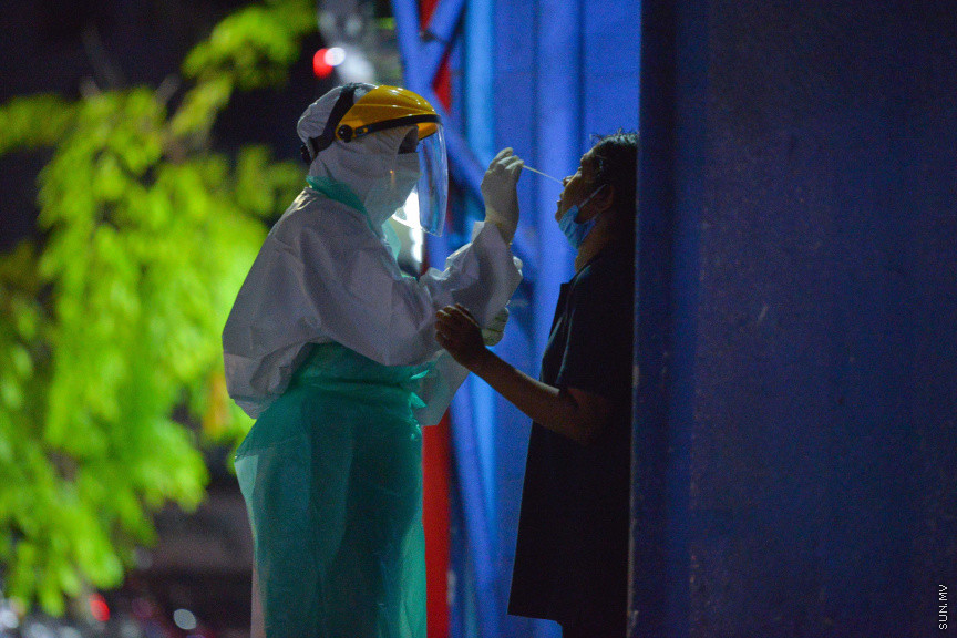 މެއި 28، 2020: މާލޭގެ އެކި ސަރަހައްދުތަކުގައި އާރް އާރް ޓީމްތަކުން މަގުމަތިންދާ މީހުންގެ   ރެންޑަމް ސާމްޕަލް ނެގުމުގެ ތެރެއިން -- ސަން ފޮޓޯ/ ފަޔާޒު މޫސާ