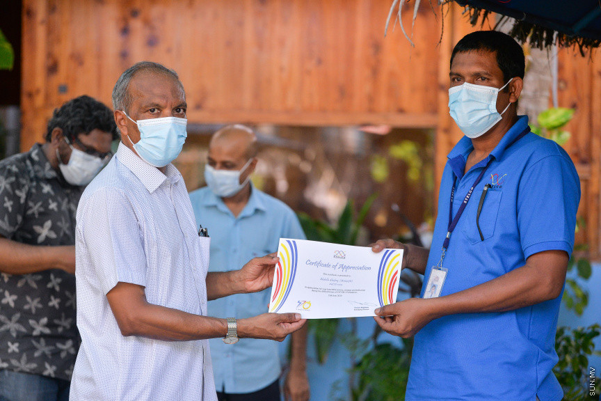 ޖޫން 15، 2020: ކޮވިޑް19ގެ ސަބަބުން ފުރަބަންދުވެގެން ސްޓެލްކޯގެ ހިދުމަތްދިނުމުގައި މާލެ، ވިލިމާލެ، ތިލަފުށި އަދި ގުޅީފަޅުގައި ދެމި ތިބި މުވައްޒަފުންގެ އަގު ވަޒަން ކުރުން -- ސަން ފޮޓޯ/ ފަޔާޒު މޫސާ