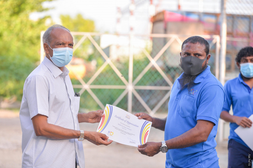 ޖޫން 15، 2020: ކޮވިޑް19ގެ ސަބަބުން ފުރަބަންދުވެގެން ސްޓެލްކޯގެ ހިދުމަތްދިނުމުގައި މާލެ، ވިލިމާލެ، ތިލަފުށި އަދި ގުޅީފަޅުގައި ދެމި ތިބި މުވައްޒަފުންގެ އަގު ވަޒަން ކުރުން -- ސަން ފޮޓޯ/ ފަޔާޒު މޫސާ
