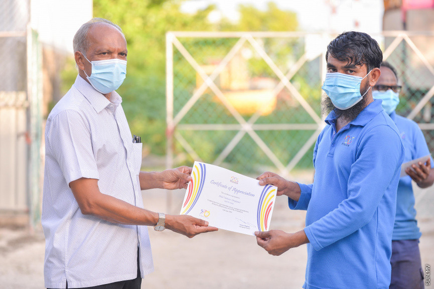 ޖޫން 15، 2020: ކޮވިޑް19ގެ ސަބަބުން ފުރަބަންދުވެގެން ސްޓެލްކޯގެ ހިދުމަތްދިނުމުގައި މާލެ، ވިލިމާލެ، ތިލަފުށި އަދި ގުޅީފަޅުގައި ދެމި ތިބި މުވައްޒަފުންގެ އަގު ވަޒަން ކުރުން -- ސަން ފޮޓޯ/ ފަޔާޒު މޫސާ