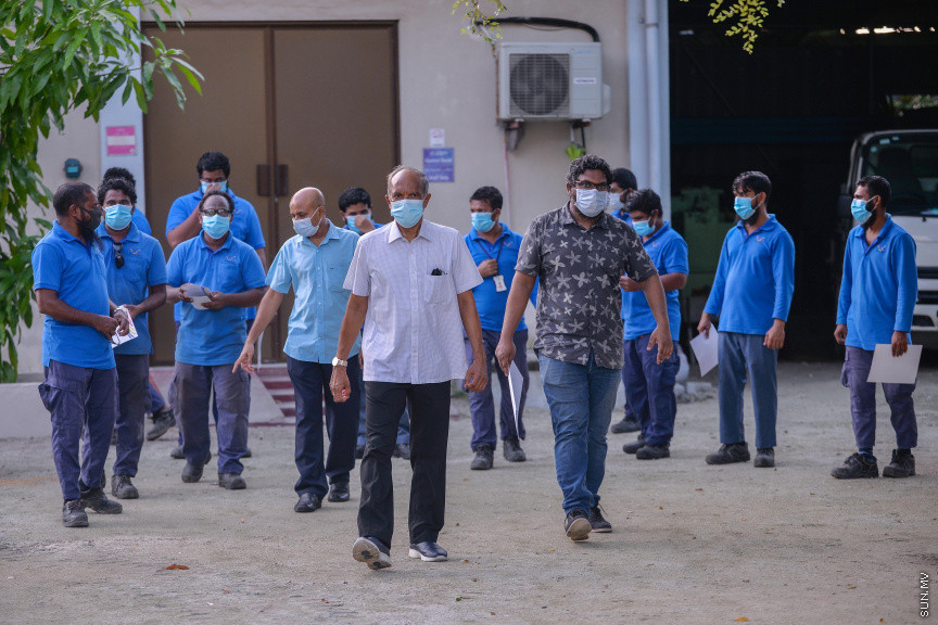 ޖޫން 15، 2020: ކޮވިޑް19ގެ ސަބަބުން ފުރަބަންދުވެގެން ސްޓެލްކޯގެ ހިދުމަތްދިނުމުގައި މާލެ، ވިލިމާލެ، ތިލަފުށި އަދި ގުޅީފަޅުގައި ދެމި ތިބި މުވައްޒަފުންގެ އަގު ވަޒަން ކުރުން -- ސަން ފޮޓޯ/ ފަޔާޒު މޫސާ